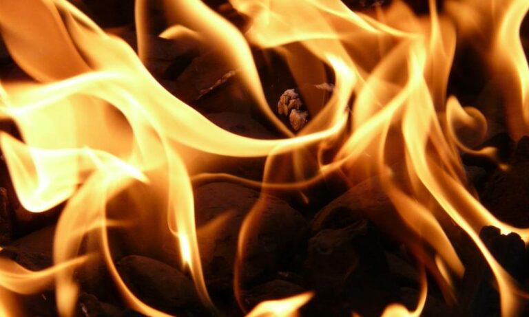 ഒമാനില്‍ കെട്ടിടത്തിന് തീപിടിച്ചു; പത്തോളം പേരെ പരുക്കുകളില്ലാതെ രക്ഷപ്പെടുത്തി